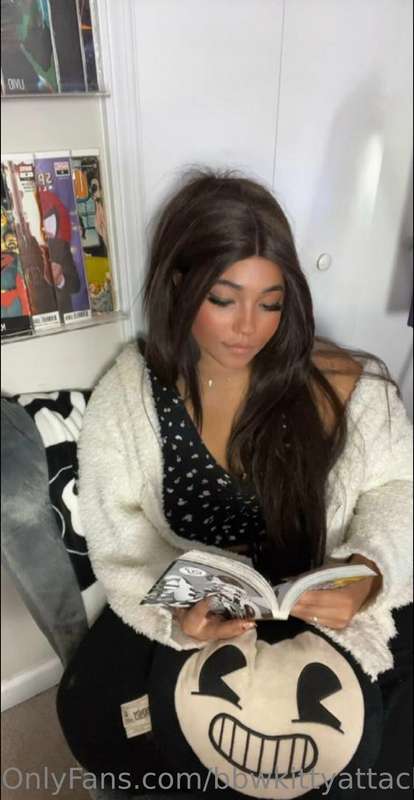 lazyyy sundayyy just going to read some mangas today hehe  c..