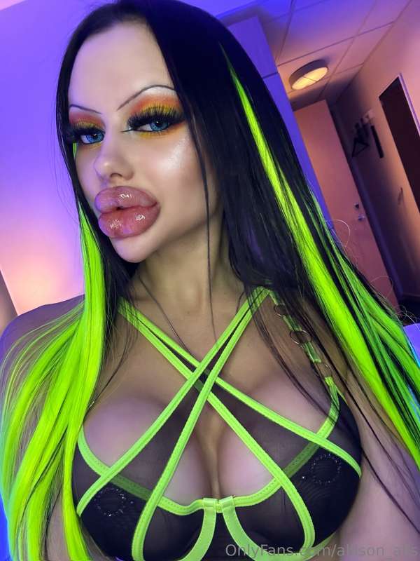 Outfit of my new video💛💚Coming out on Thursday✨
