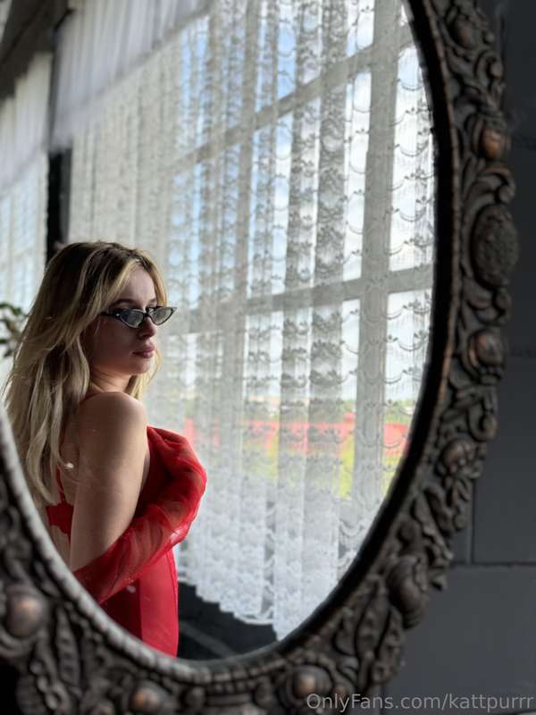 All dressed up with nowhere to go… except your dreams 💖💋