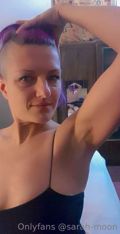 Trying on clothes 💅 and happy with the image that the mirror..
