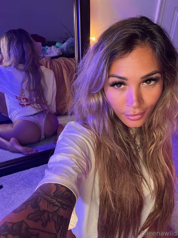 Mirror, mirror on the wall… what's distracting them all? 🍑👀