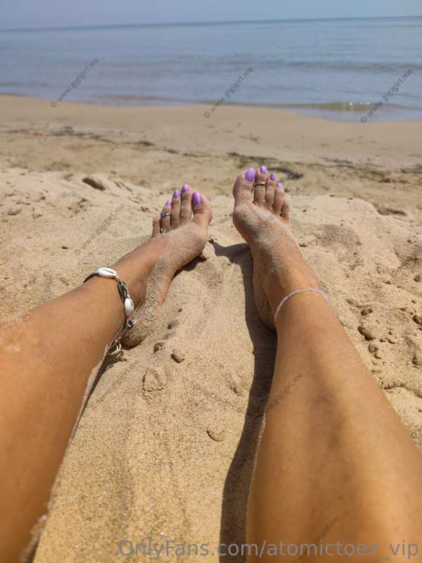 Sandy feets 🙂 
Looks like they need some cleaning 😋

SWIPE ➡..