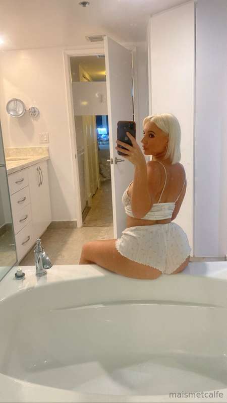 u walk in and im sat on your bathroom sink, whats ur next mo..