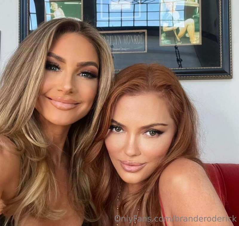 just two hot milfs 🥵