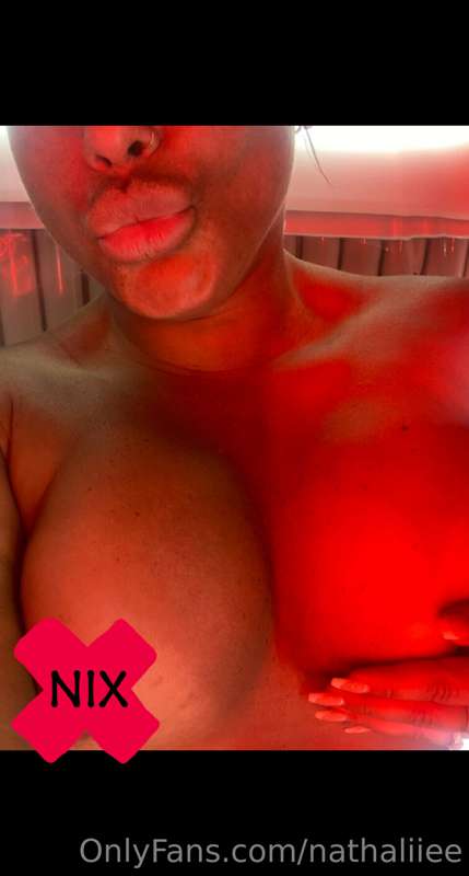 Want to join me in the solarium ? 👅