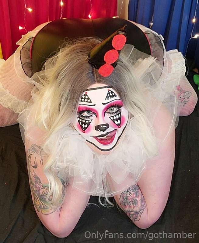 Clueless the Clown, ready for her cream pie 🥧