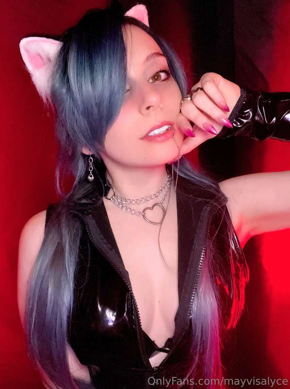 Do you like the new hair color? 🖤