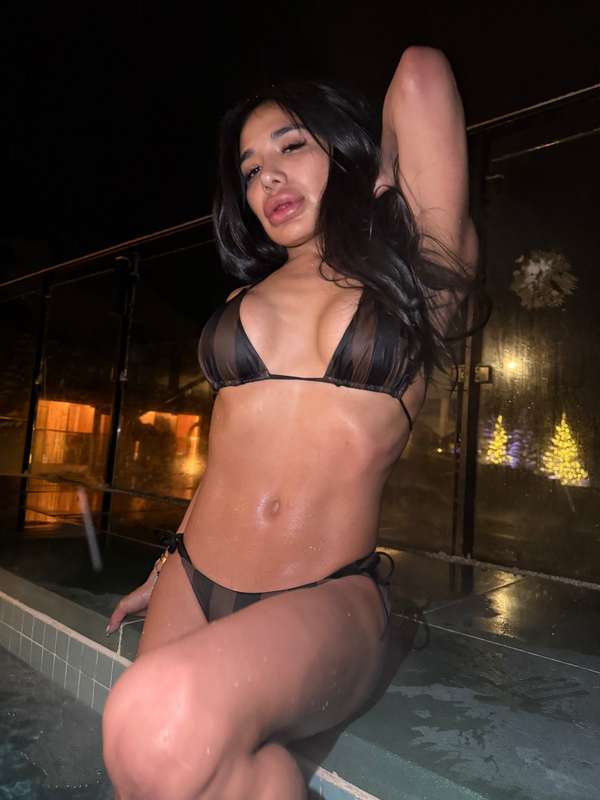 Dripping temptation by the poolside🫠