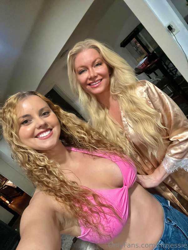 Another epic lesbian scene on the way 👯‍♀️🥰She’s so purtyy -..