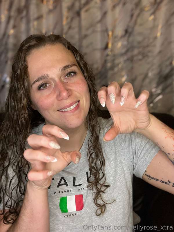 Let me grip that cock & wrap my nails around it while I slob..