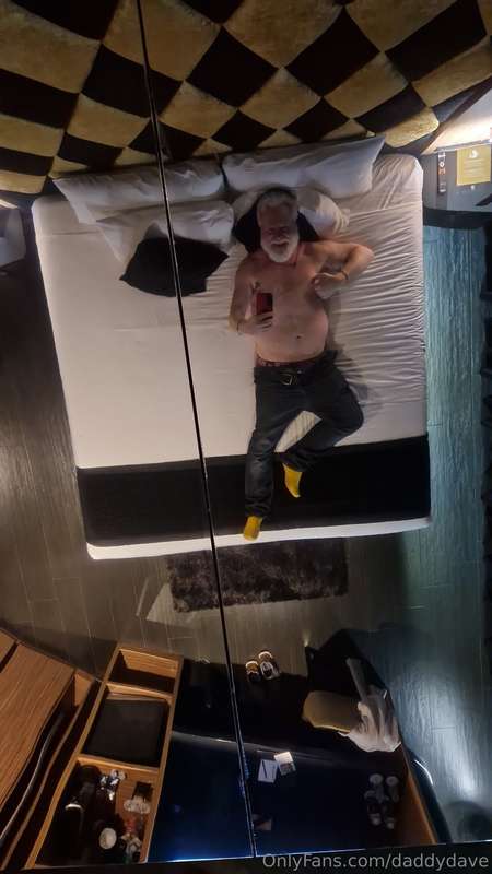 Mirror over the bed, large walk-in shower 🚿 Coffee on the ba..