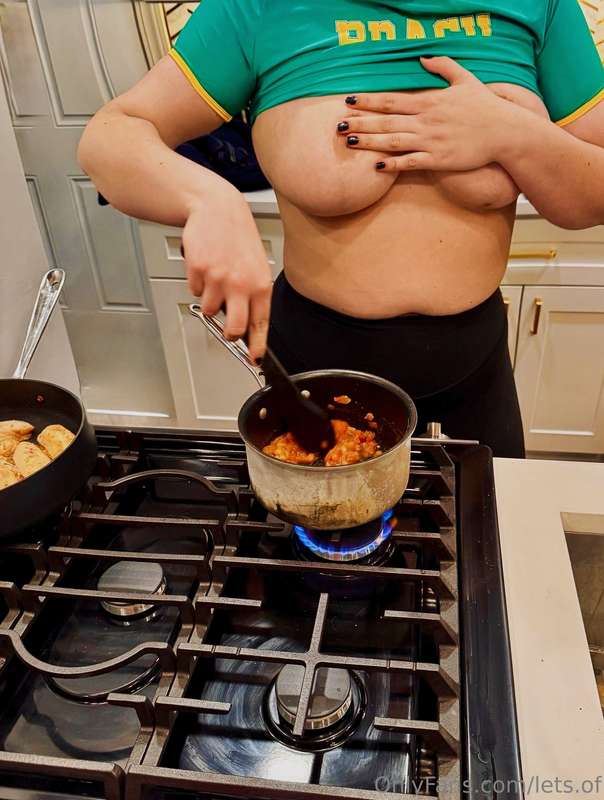 bet you’ve never had a girl who cooks good and looks this go..