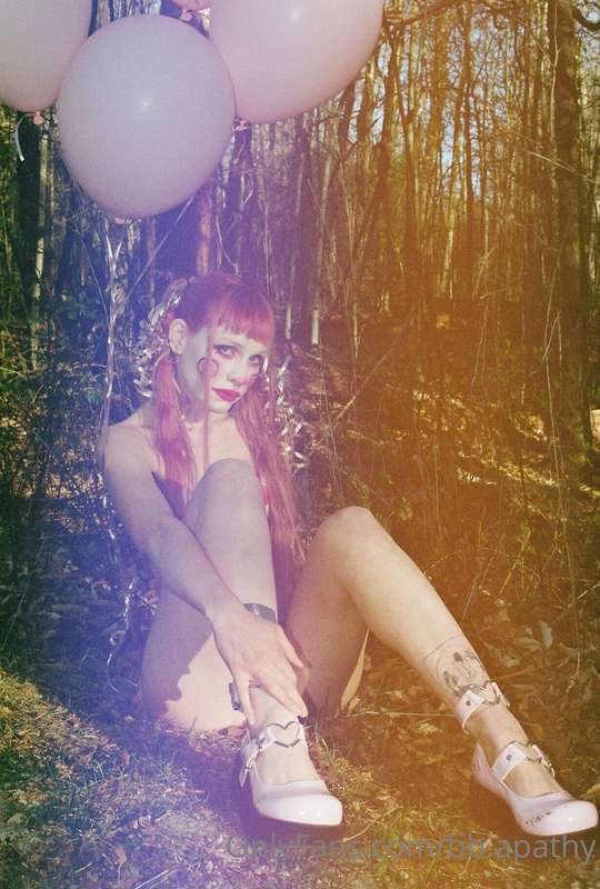 Who wants a balloon? 🎈  

// 35mm shot by @kilogram973
