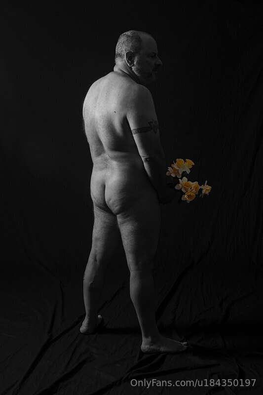 Nude with flowers2023