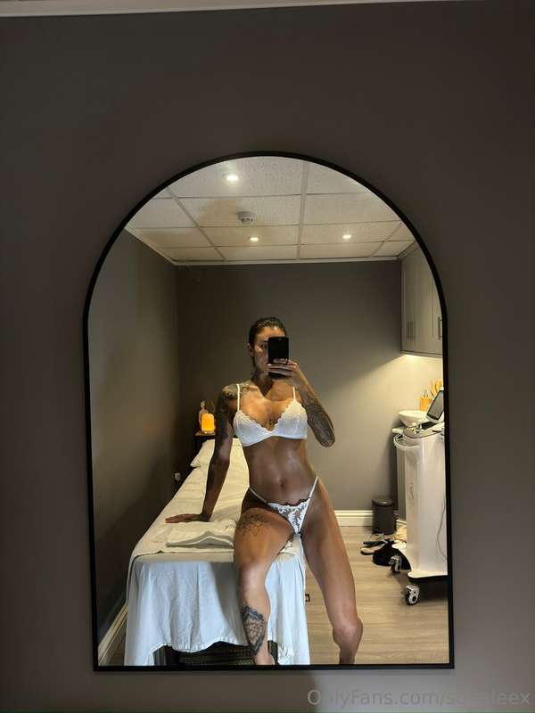 The things this mirror has seen !!! 🍒😻