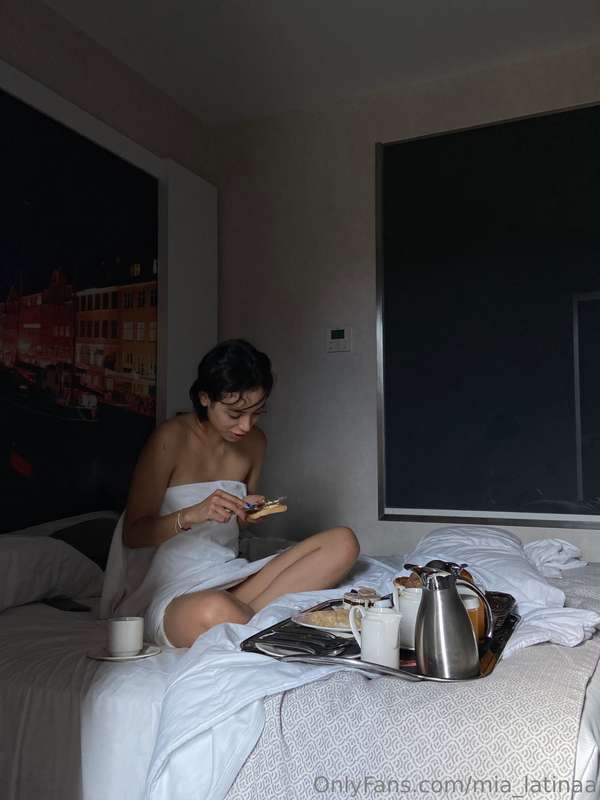 breakfast in bed! eat me or i'll eat you🫣