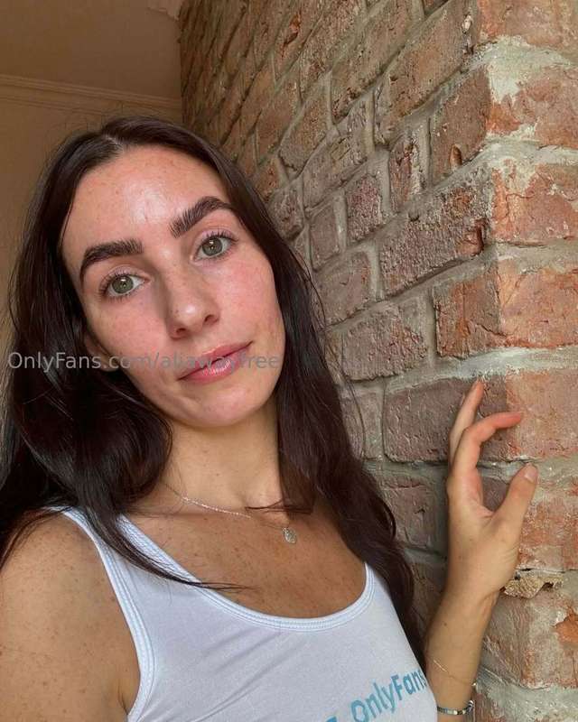 Who’s online? Slide into my DMs at https://onlyfans.com/alia..