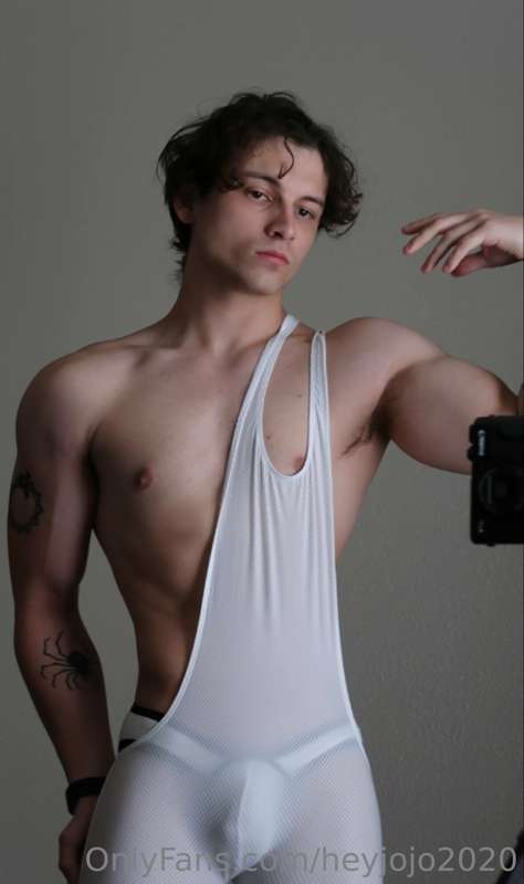 Who's going to help me get out of this singlet 😜

Wanna see ..