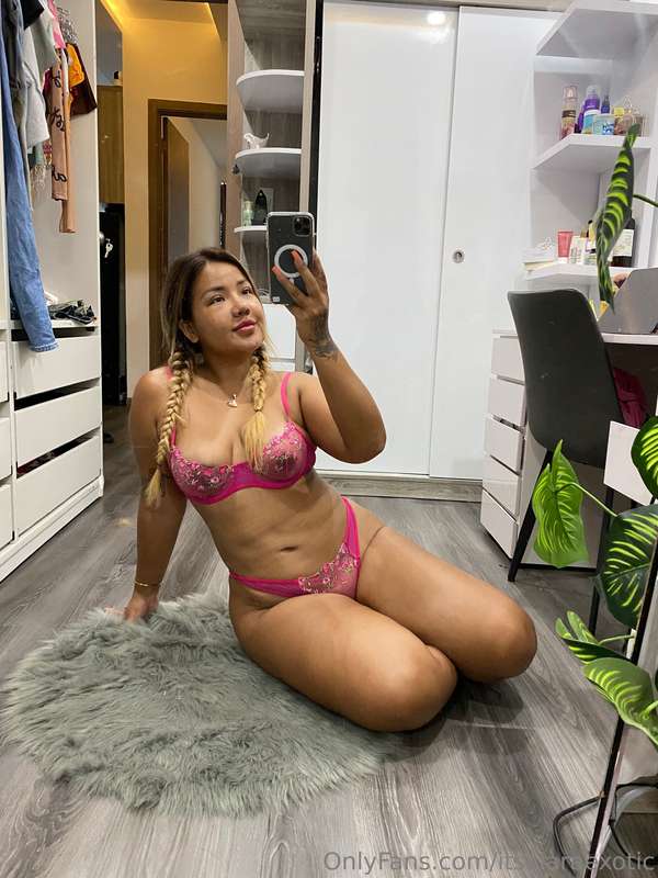 I want to have a hot time 🔥🥵 Who's online? DM me 😘