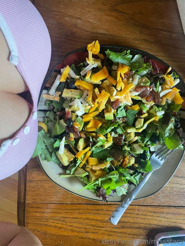 Keeping it healthy 🤓 what do you put in your salad?