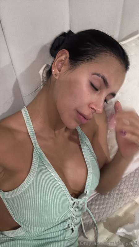 Would you cover my face with your cum if I asked nicely? 👀💋
