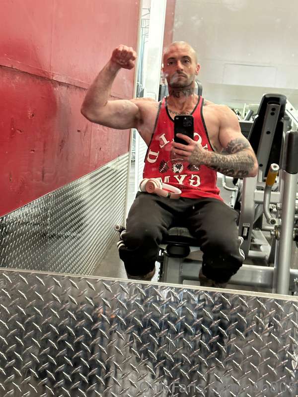 Gym needs to clean there mirrors lol