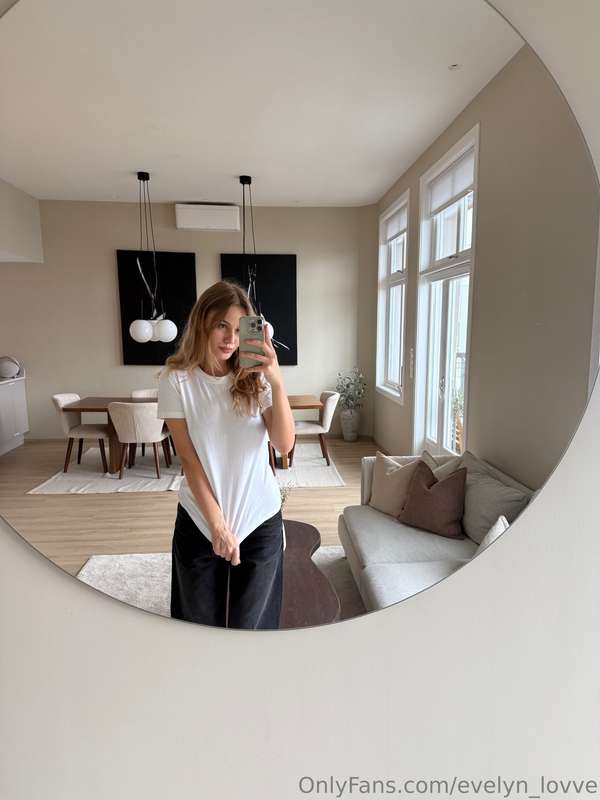 Simple fit, bold mood — sometimes less really is more😍