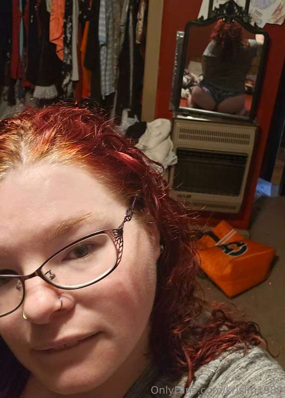 Ignore my room instead stare at my ass 😁