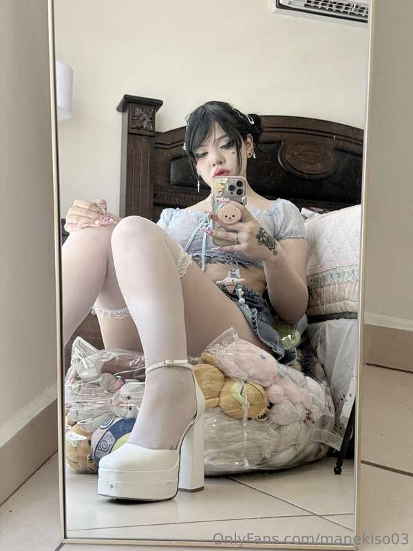 me imaginas encima tuyo con estas medias puestas? 💙