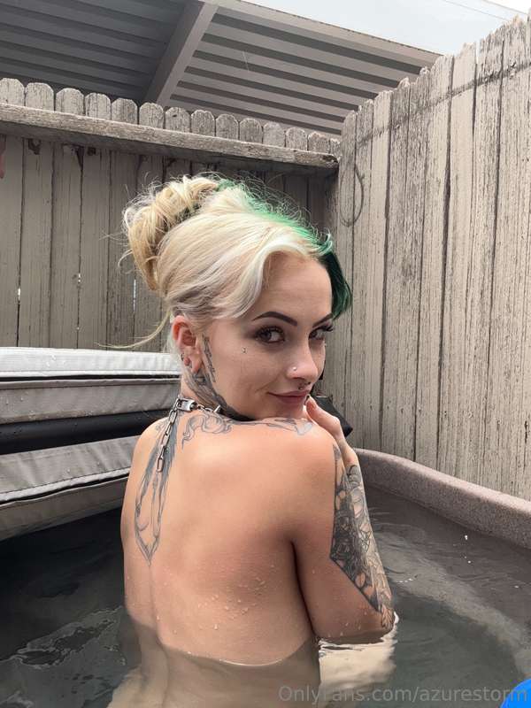 hiii there 💦 just a little peek from me today 👀