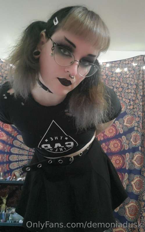 trans goth girl at ur service 🖤🖤🖤