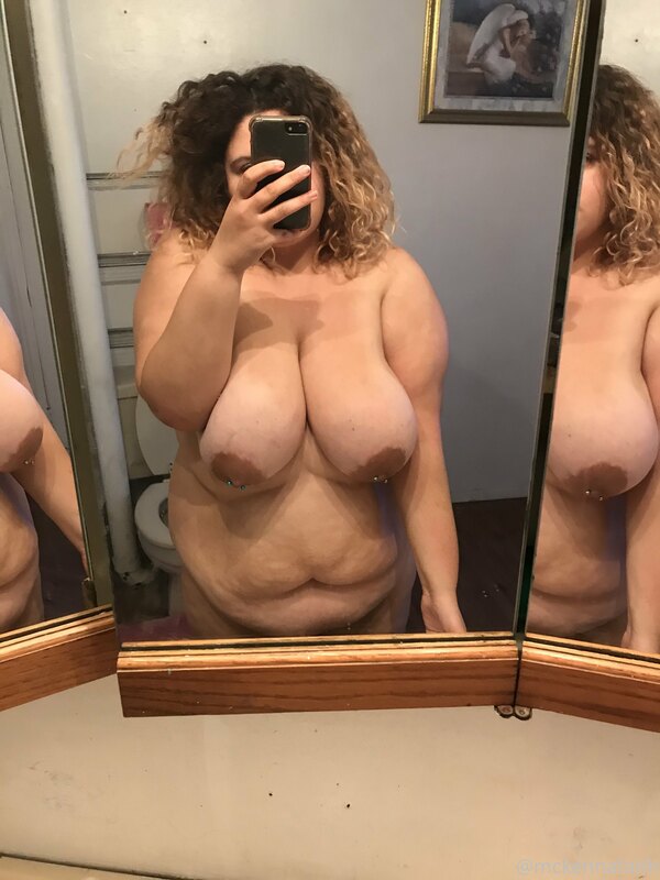 Available for ?
Customs ✨
Video chats ?
Sexting ✨
Cock rates..