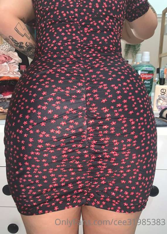 Happy Friday, my butt is too big I split my dress 😩💦