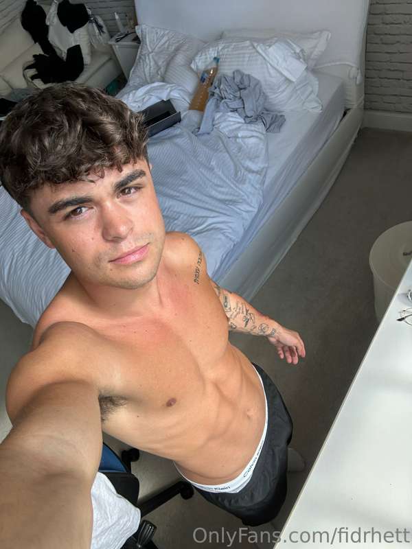 acting like i’m trouble but u still staring 😈https://onlyfan..