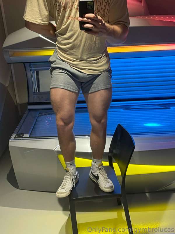 Leg day done ✔️ and yes, im standing on a chair for good lig..