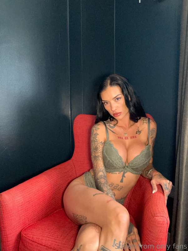 let's do it here?👅
