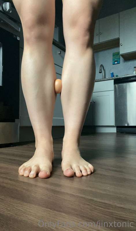 Watch me crack an egg with my calves
