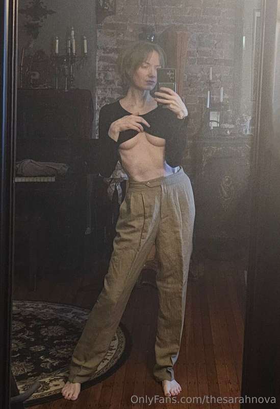 Here's some plump underboob for you to start your week of wi..