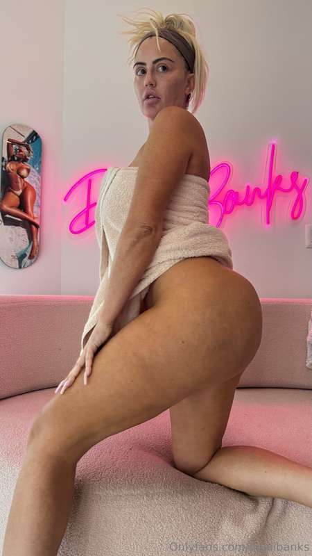 Dont miss my live tonight right here at 9pm est 🍑