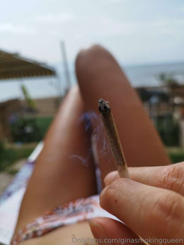 ginasmokingqueen image #0