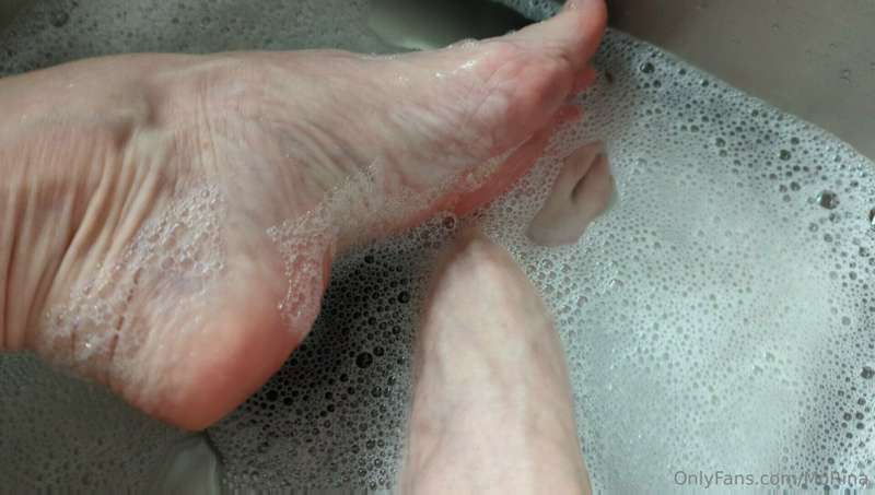 Picture set from "Soaking My Mature Feet"