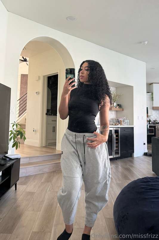 whoever said that sweatpants are unsexy obviously hasn't see..