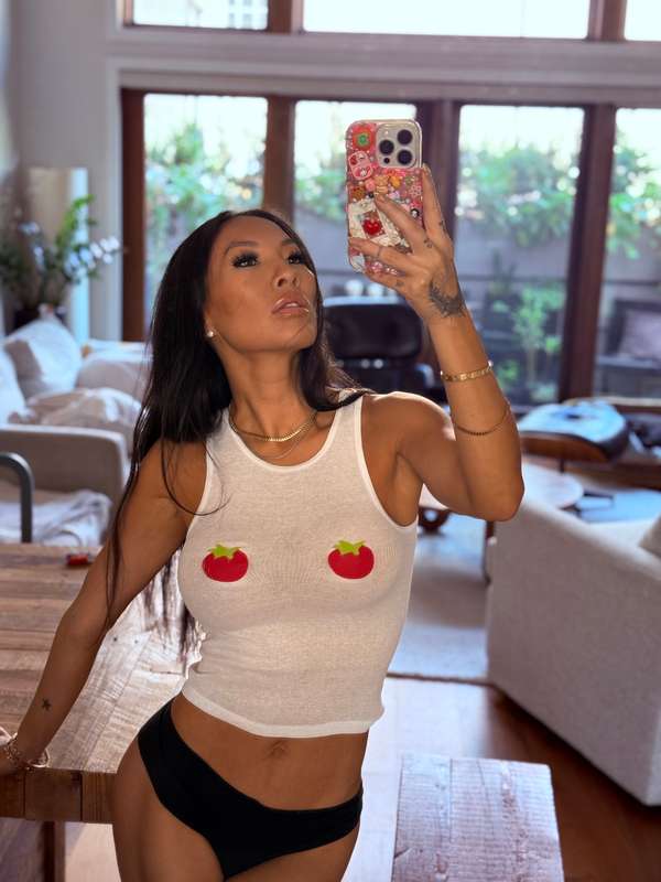  Wore my cute little tomato tank for last weeks LIVE… can’t ..