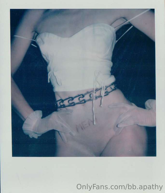 ‼️HAPPY FRIDAY, FREAKS‼️

// self shot #polaroids using a do..