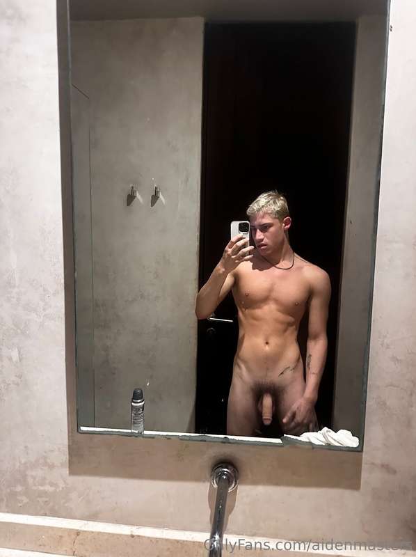 i need a good slut kneeling in front of me right now 🍆