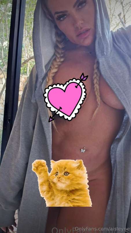 Do you wanna smell my undies? They smell like kitty 🤤🤭😈