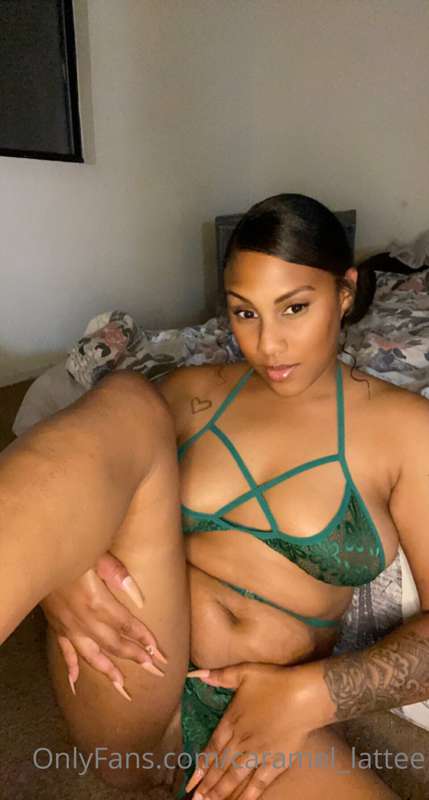 Waiting on you to cum slide it in 😻💦