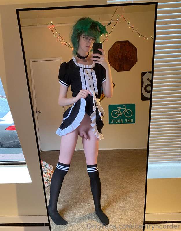 maid who is NOT doing their job 🤦