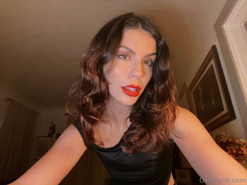 Friday night is for a red lip 💋 do you like red? 