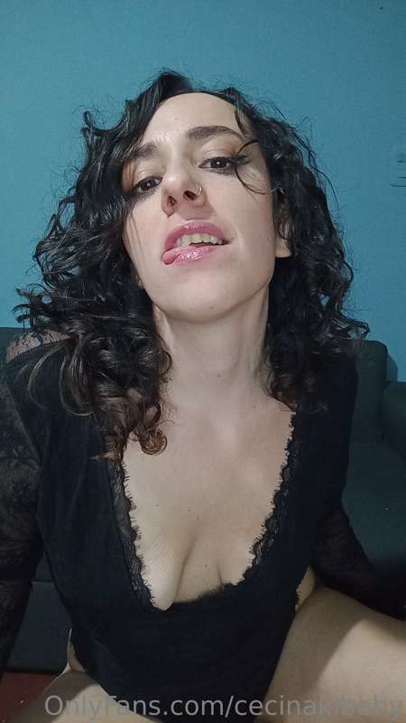 Do you like my curls? Tell me what you like most about me 😉🥵..
